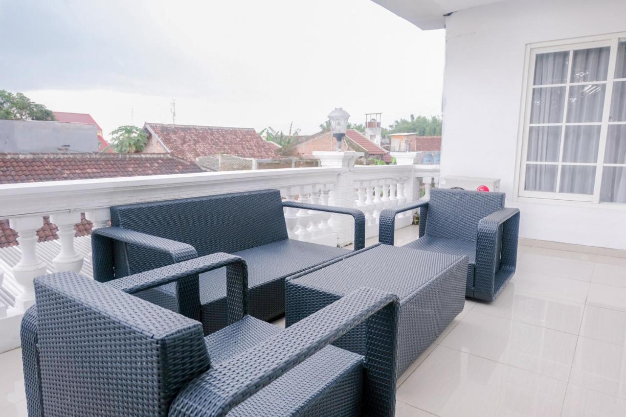 Oyo 696 Hasanah Guest House Syariah De Saphire Malang Exterior foto