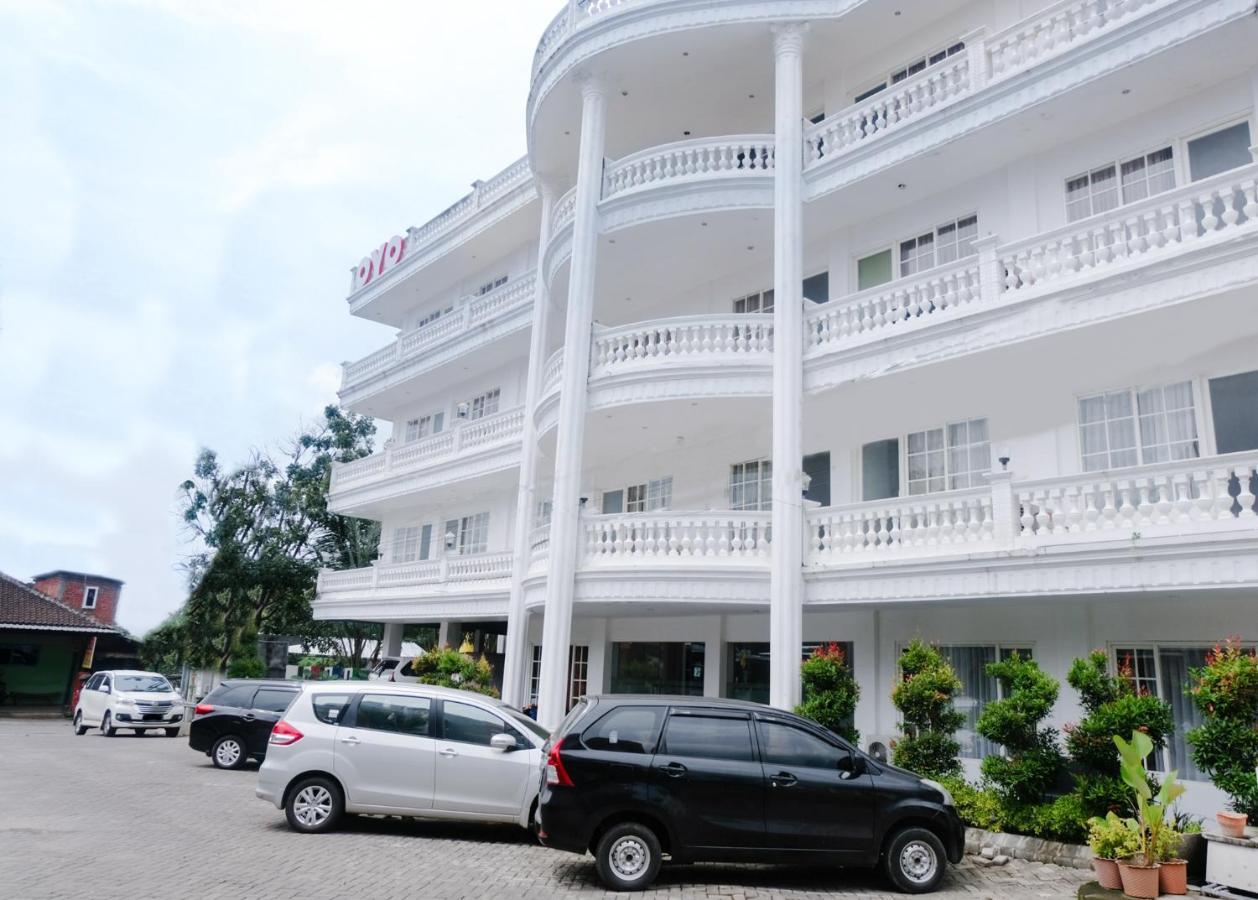 Oyo 696 Hasanah Guest House Syariah De Saphire Malang Exterior foto