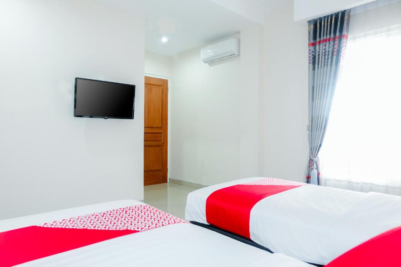 Oyo 696 Hasanah Guest House Syariah De Saphire Malang Exterior foto