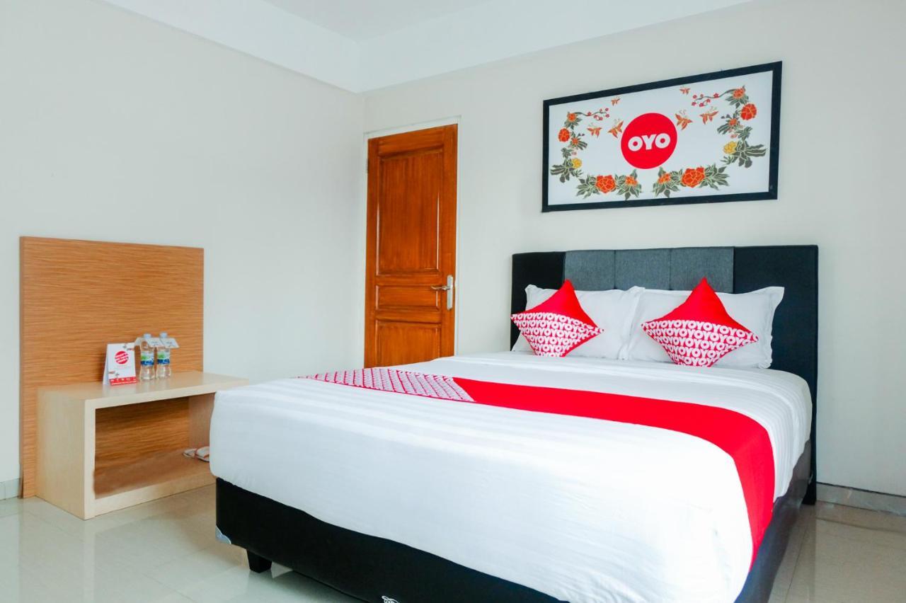 Oyo 696 Hasanah Guest House Syariah De Saphire Malang Exterior foto