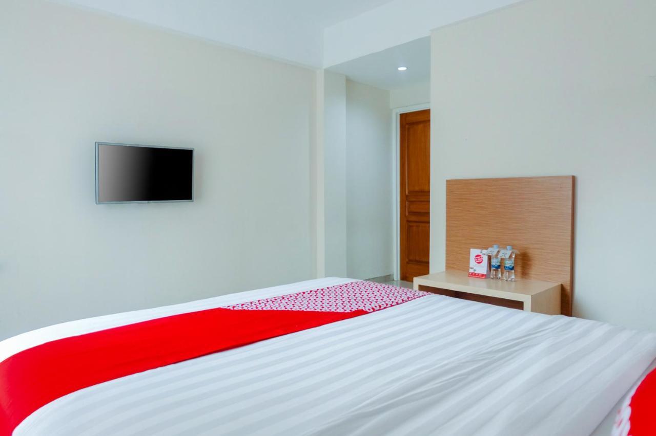 Oyo 696 Hasanah Guest House Syariah De Saphire Malang Exterior foto